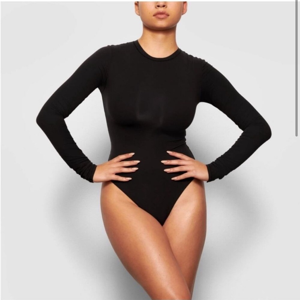 Skims fits everybody  long sleeve crew neck bodysuit NWT